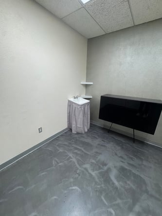 Rm for rent $275wk (any beauty professional if it’s the right fit) (Summerlin)