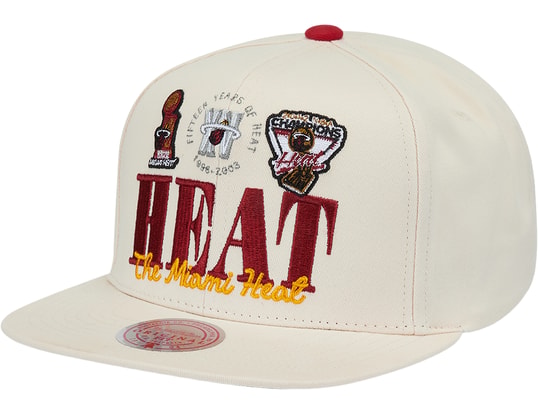Product gallery, 1 of 12, Mitchell and Ness NBA Miami Heat Retro Snapback Cappello Bílá
