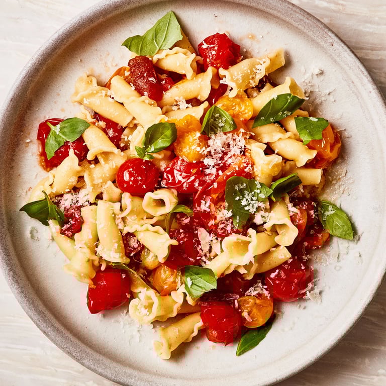 Cold pasta with cherry tomatoes and garlic