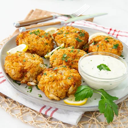 Crab cakes with lemon aioli
