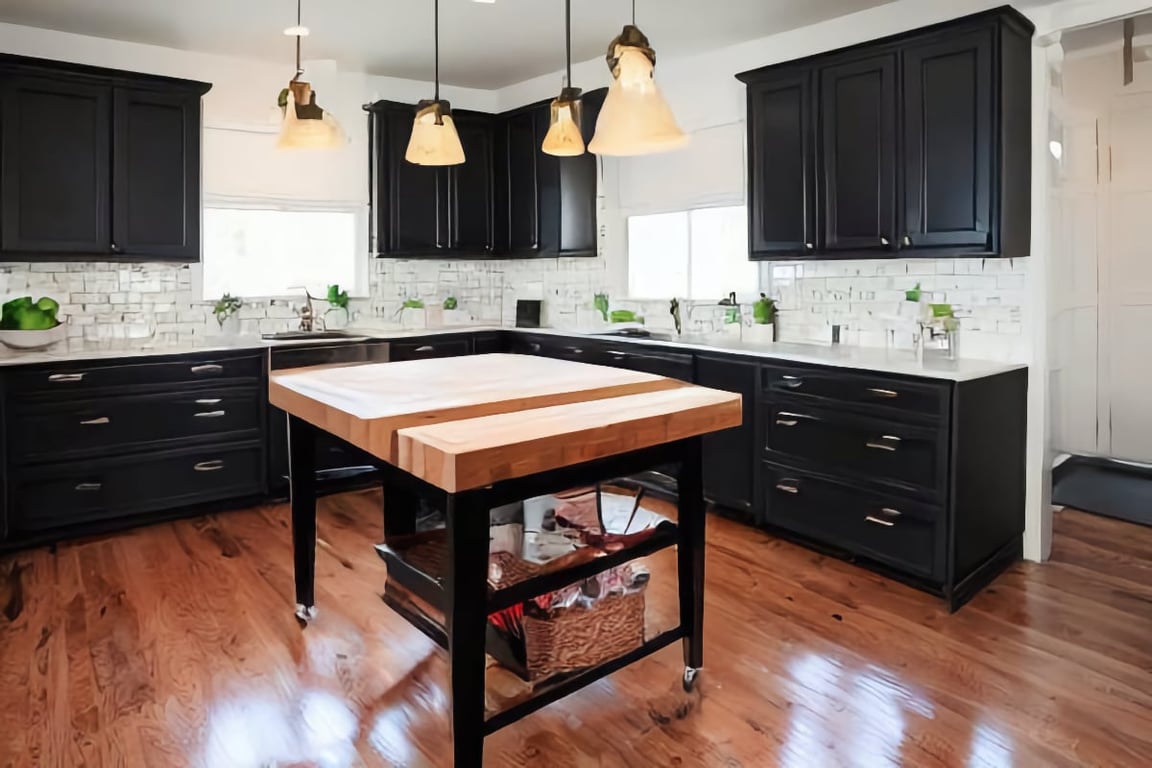 What are the benefits of black cabinets