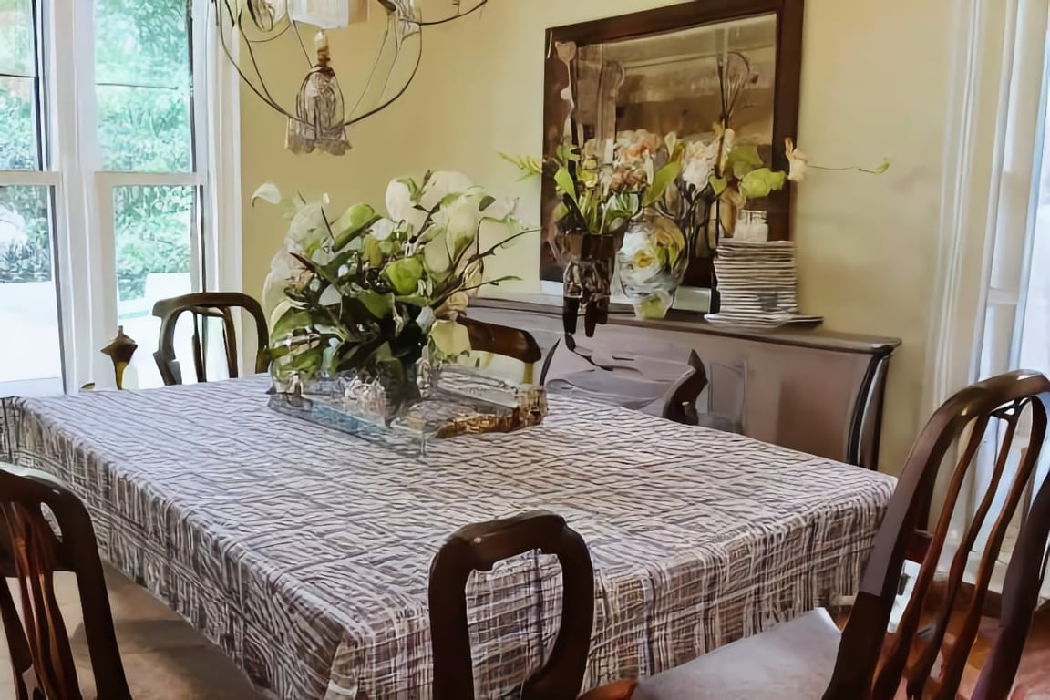 What are the benefits of using tablecloths?