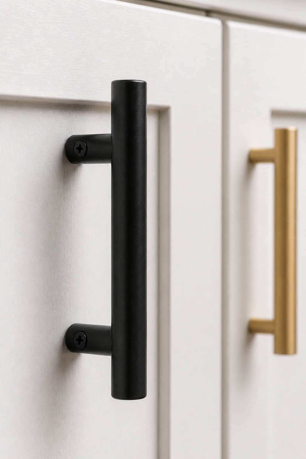 Matte black bar pull on a white Shaker cabinet — the finish combination that creates contrast without committing to a single material throughout.