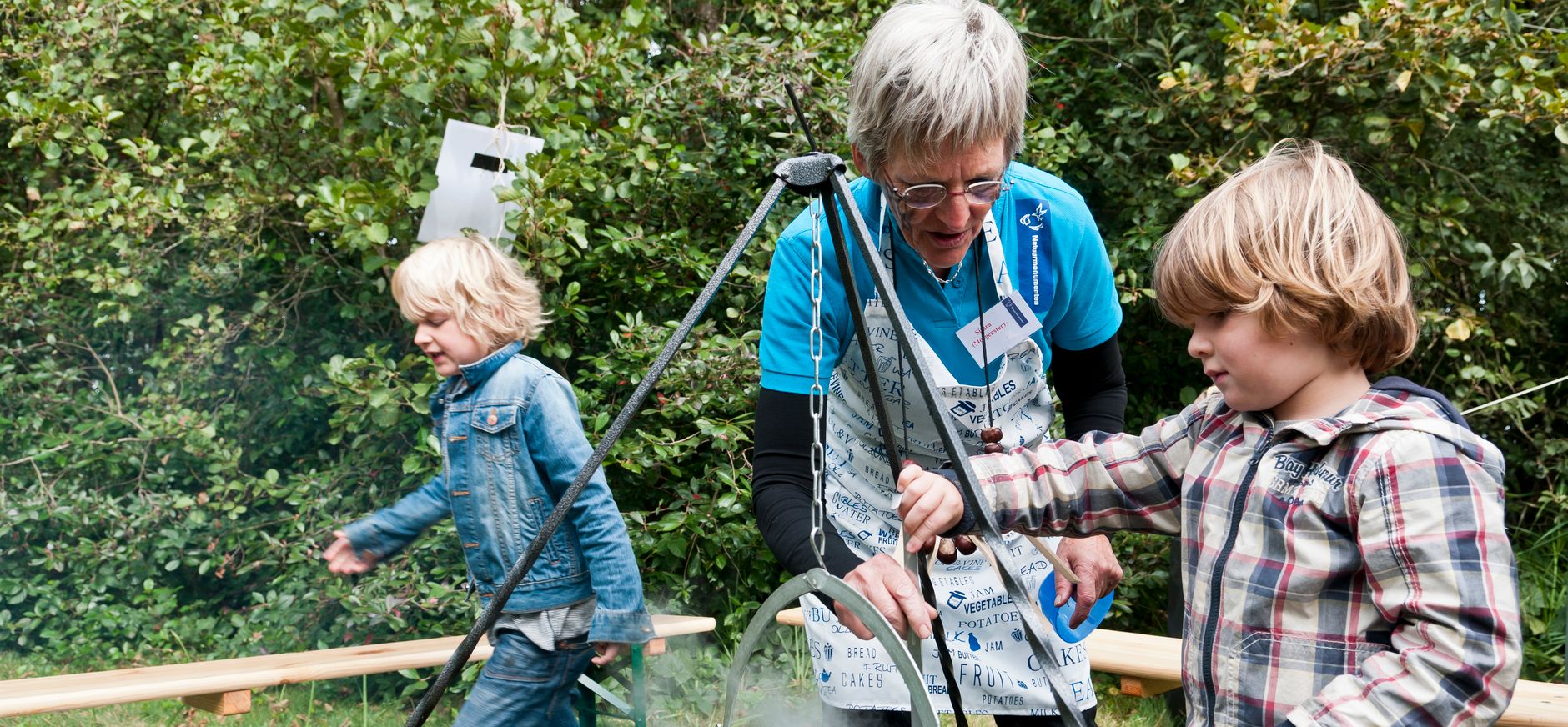 Kinderen en een gids vermaken zich met het lesprogramma van de Nieuwkoopse Plassen