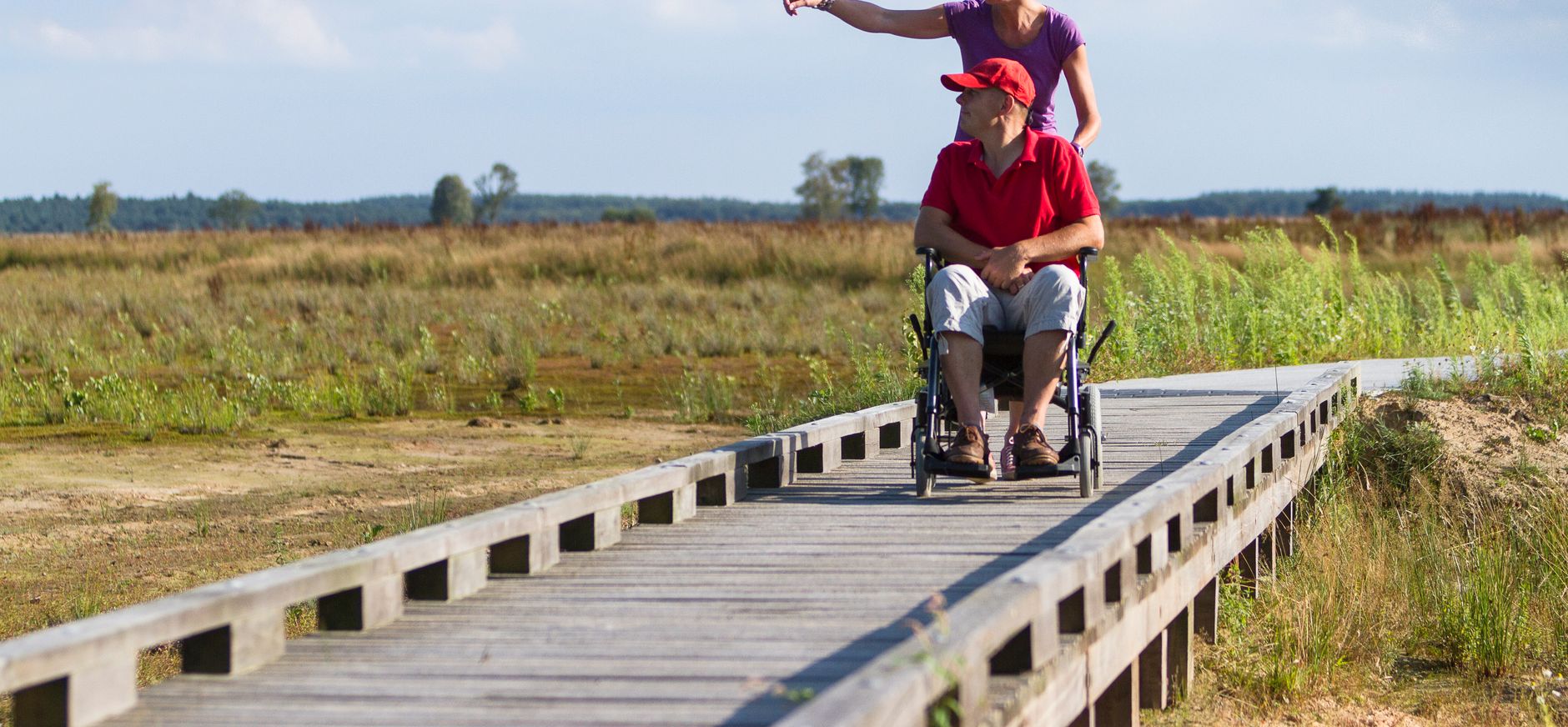 Twee mensen op houten wandelpad