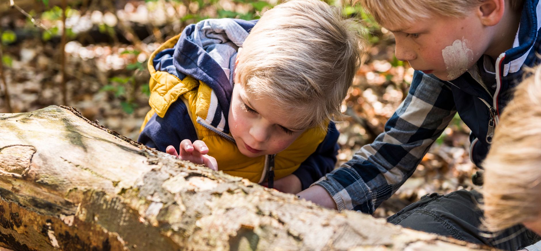 Twee kinderen vermaken zich met het lesprogramma van Gooi en Vechtstreek