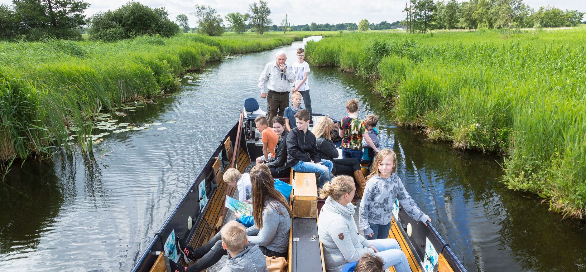 Een boot vol leerlingen tijdens het lesprogramma van De Wieden