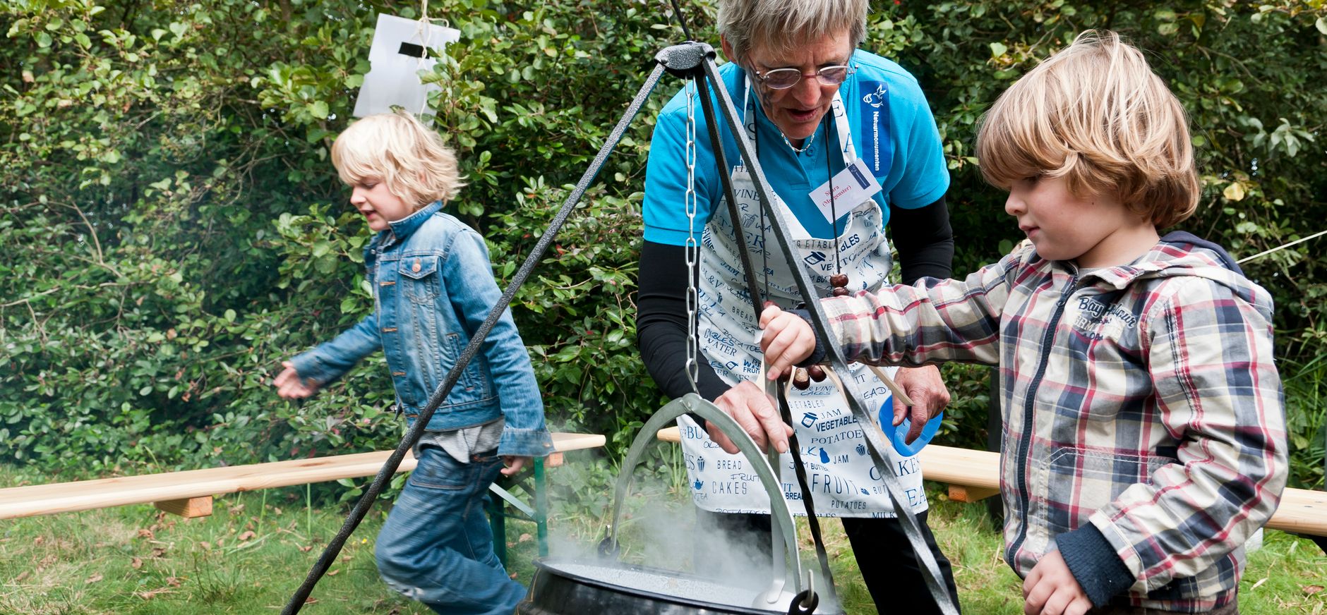 Kinderen en een gids vermaken zich met het lesprogramma van de Nieuwkoopse Plassen