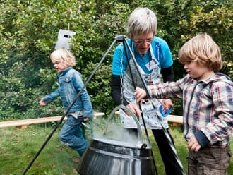 Kinderen en een gids vermaken zich met het lesprogramma van de Nieuwkoopse Plassen
