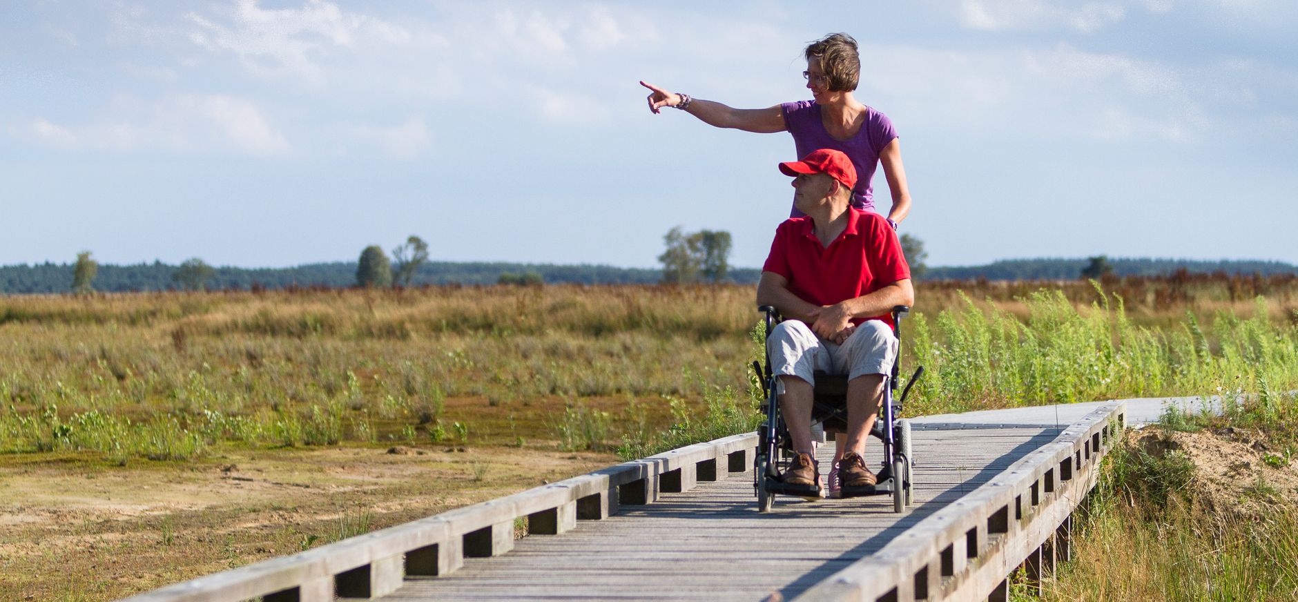 Twee mensen op houten wandelpad
