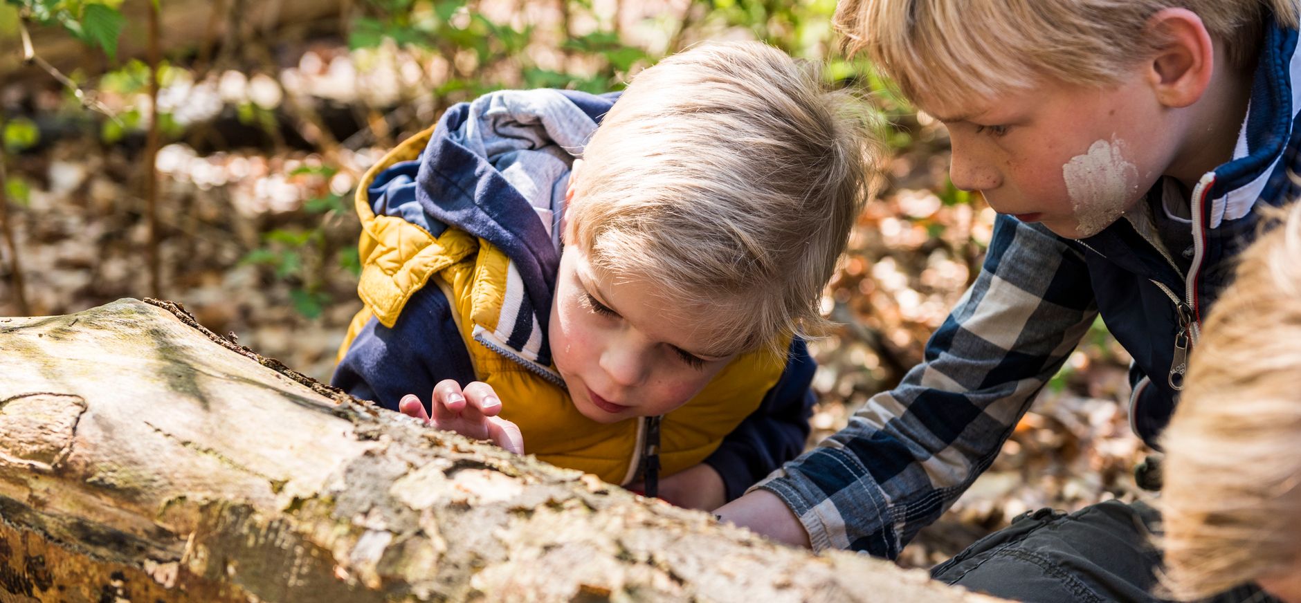 Twee kinderen vermaken zich met het lesprogramma van Gooi en Vechtstreek