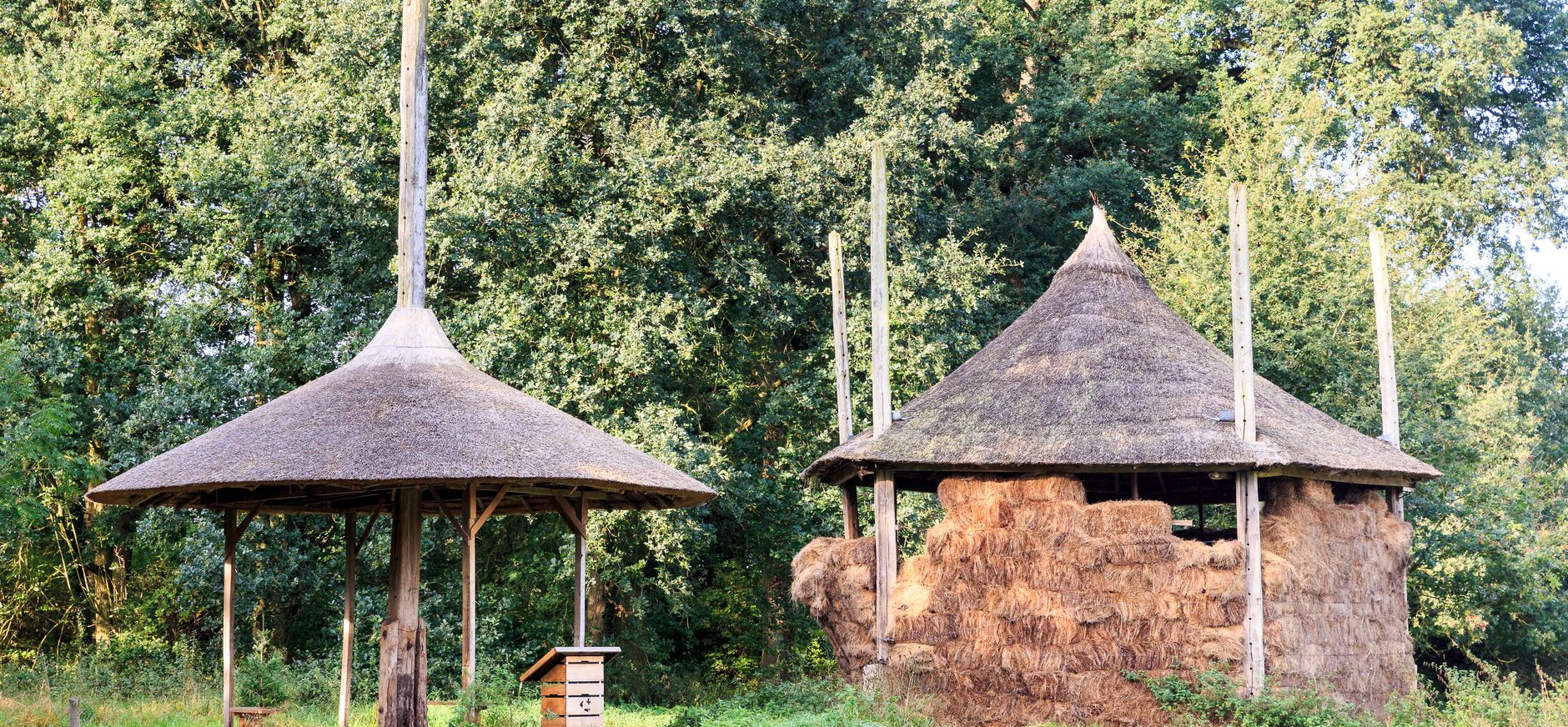 Hooibergen bij boerderij De Kloekhorst
