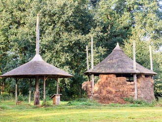 Hooibergen bij boerderij De Kloekhorst