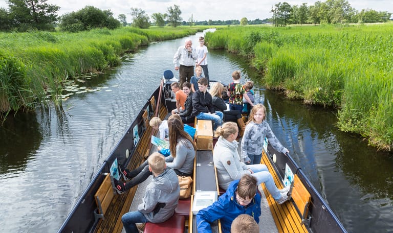 Een boot vol leerlingen tijdens het lesprogramma van De Wieden