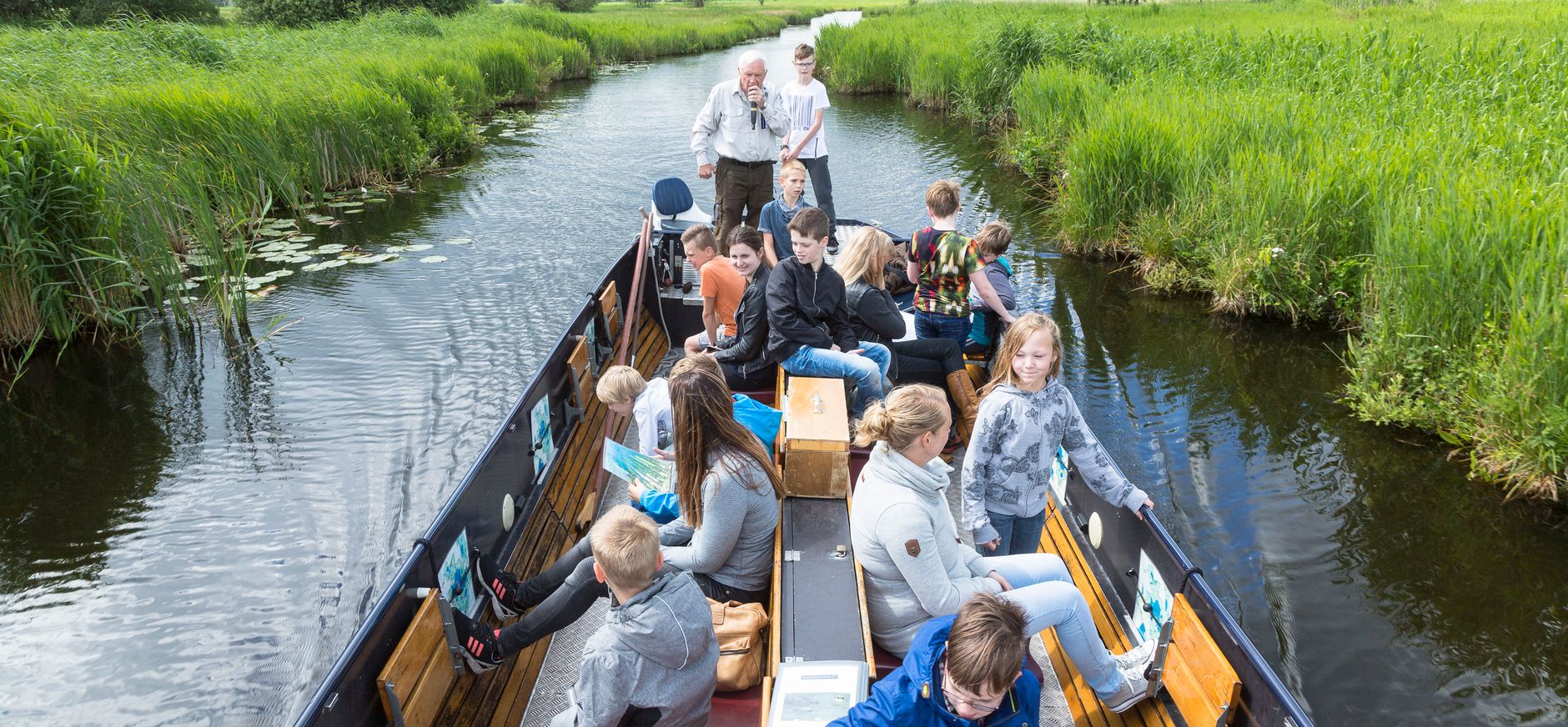Een boot vol leerlingen tijdens het lesprogramma van De Wieden