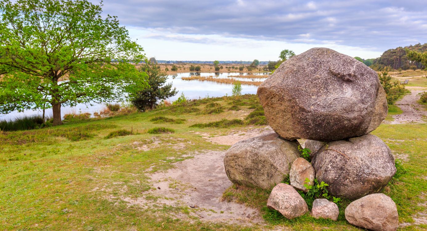 Uitzichtpunt en grafmonumenten Van Tienhoven op Kampina