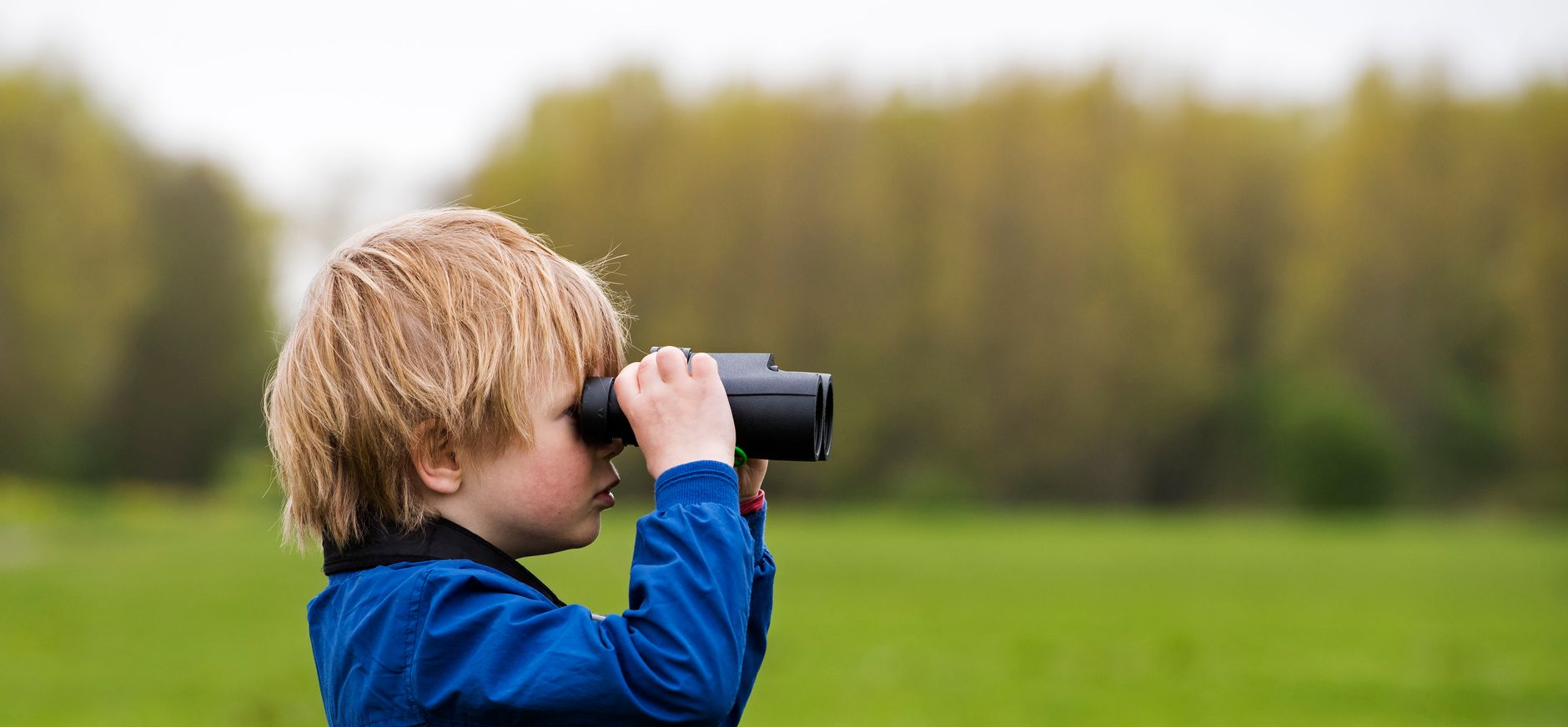 Kind met verrekijker in de Ackerdijkse Plassen