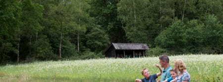 gezin bij bijenstal en graanveld De Sprengenberg