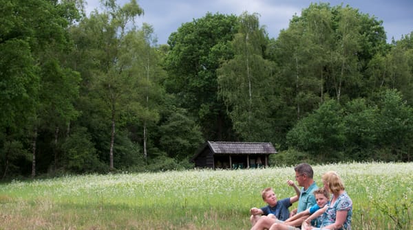 gezin bij bijenstal en graanveld De Sprengenberg