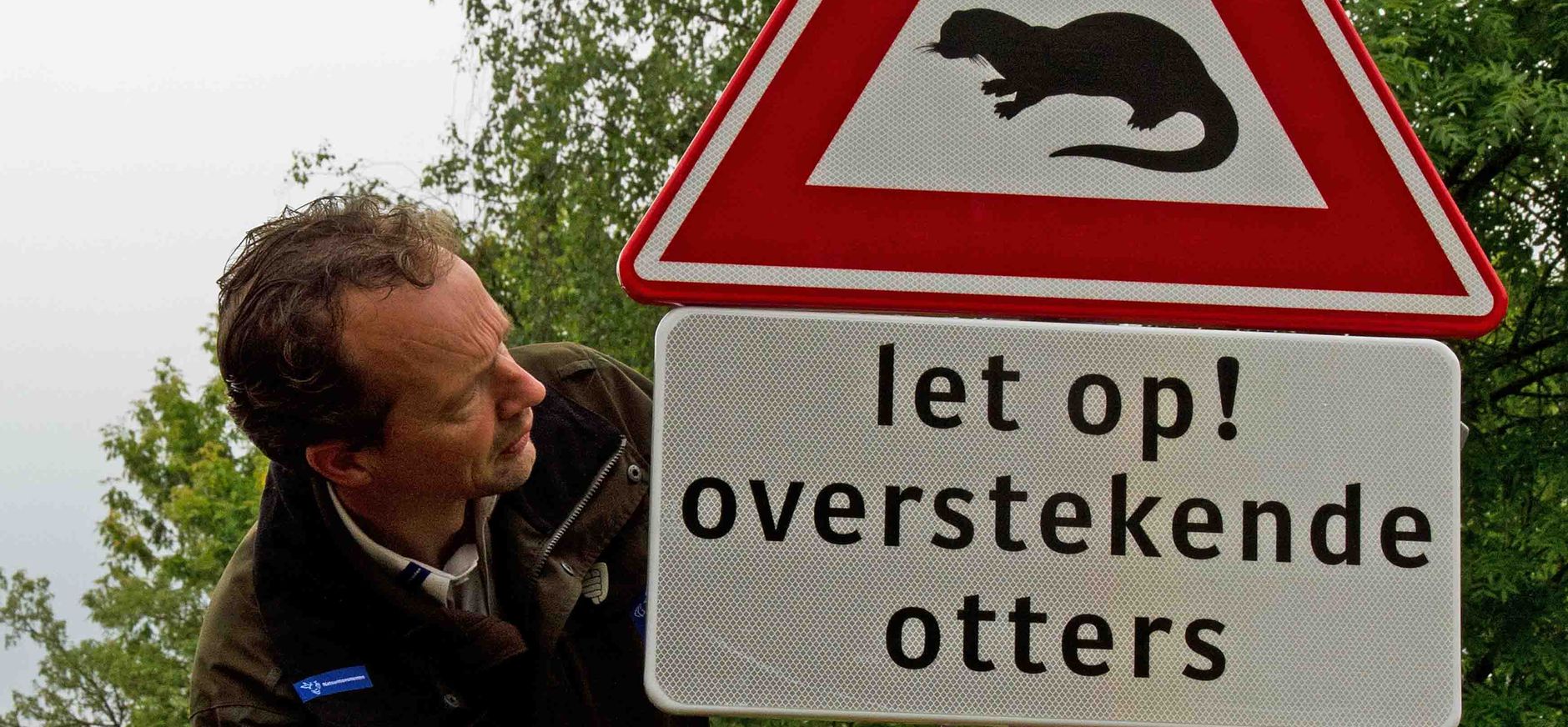 Boswachter John Pietersen plaatst otterbord