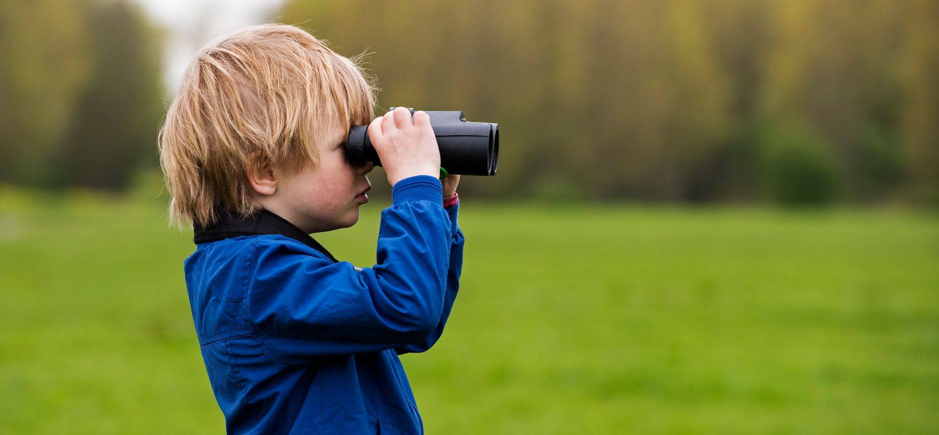 Kind met verrekijker in de Ackerdijkse Plassen
