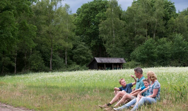 gezin bij bijenstal en graanveld De Sprengenberg