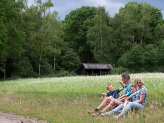 gezin bij bijenstal en graanveld De Sprengenberg