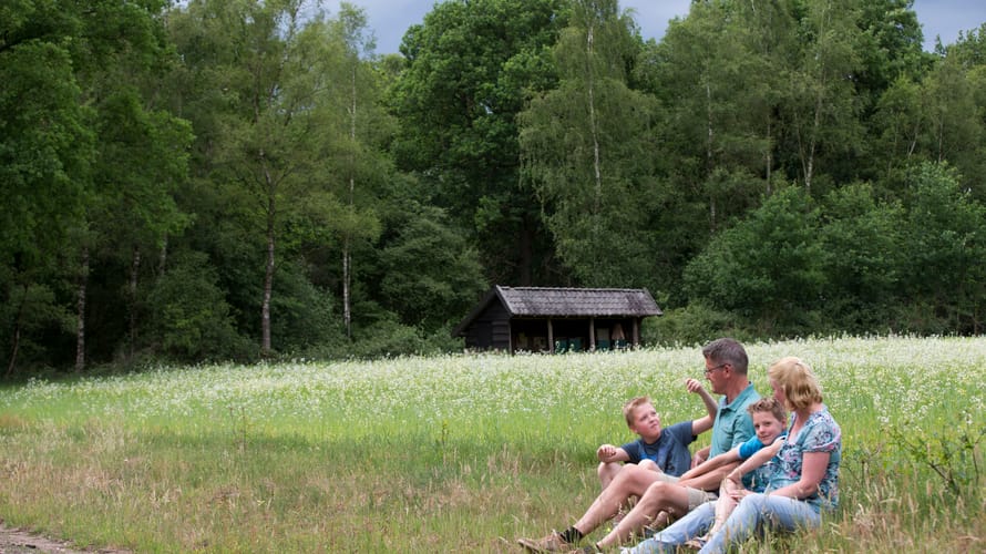 gezin bij bijenstal en graanveld De Sprengenberg
