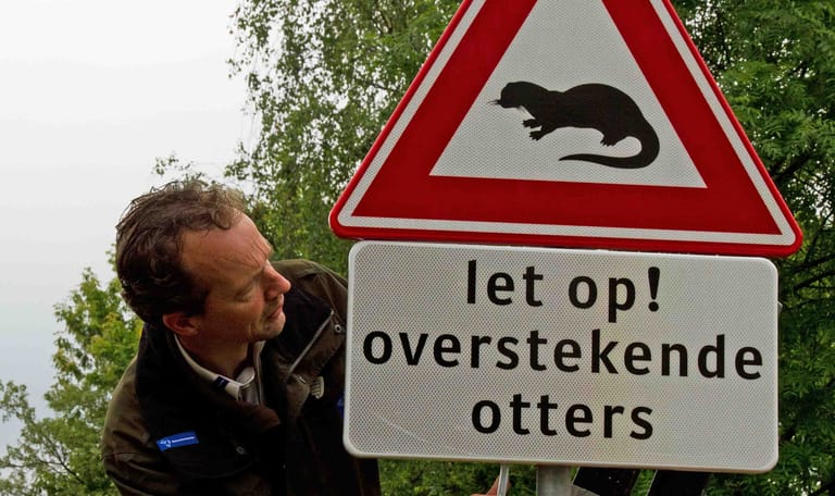 Boswachter John Pietersen plaatst otterbord