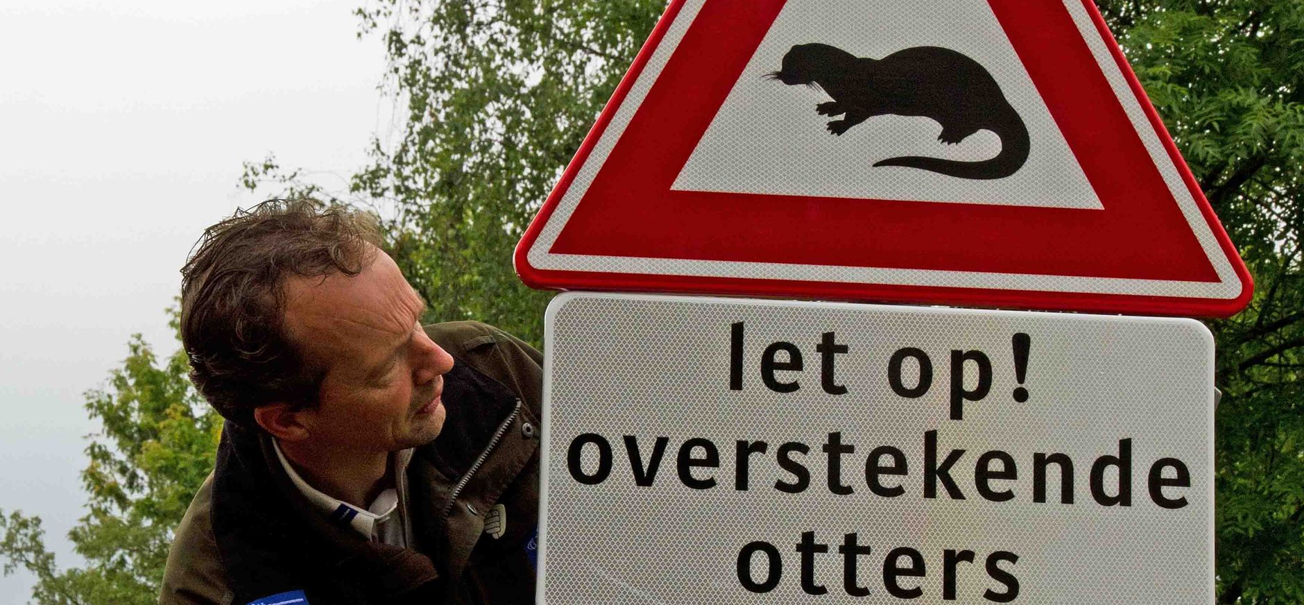 Boswachter John Pietersen bij otterbord