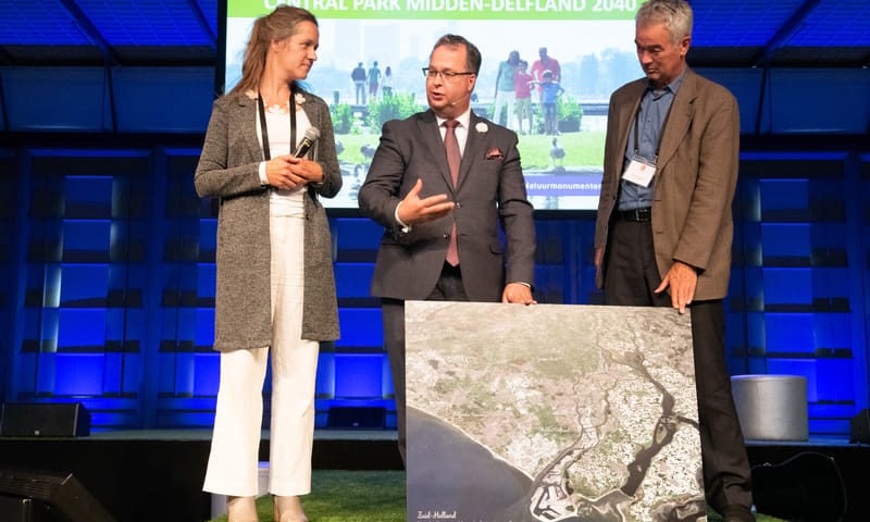 Overhandiging visie Midden-Delfland aan Han Weber