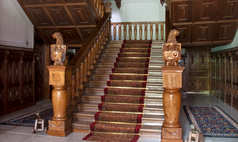Interieur van kasteel Hackfort: de mooie houten trap in de hal Interieur van kasteel Hackfort: de mooie houten trap in de hal