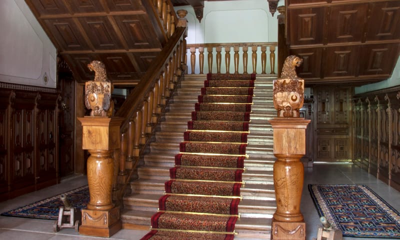 Interieur van kasteel Hackfort: de mooie houten trap in de hal Interieur van kasteel Hackfort: de mooie houten trap in de hal