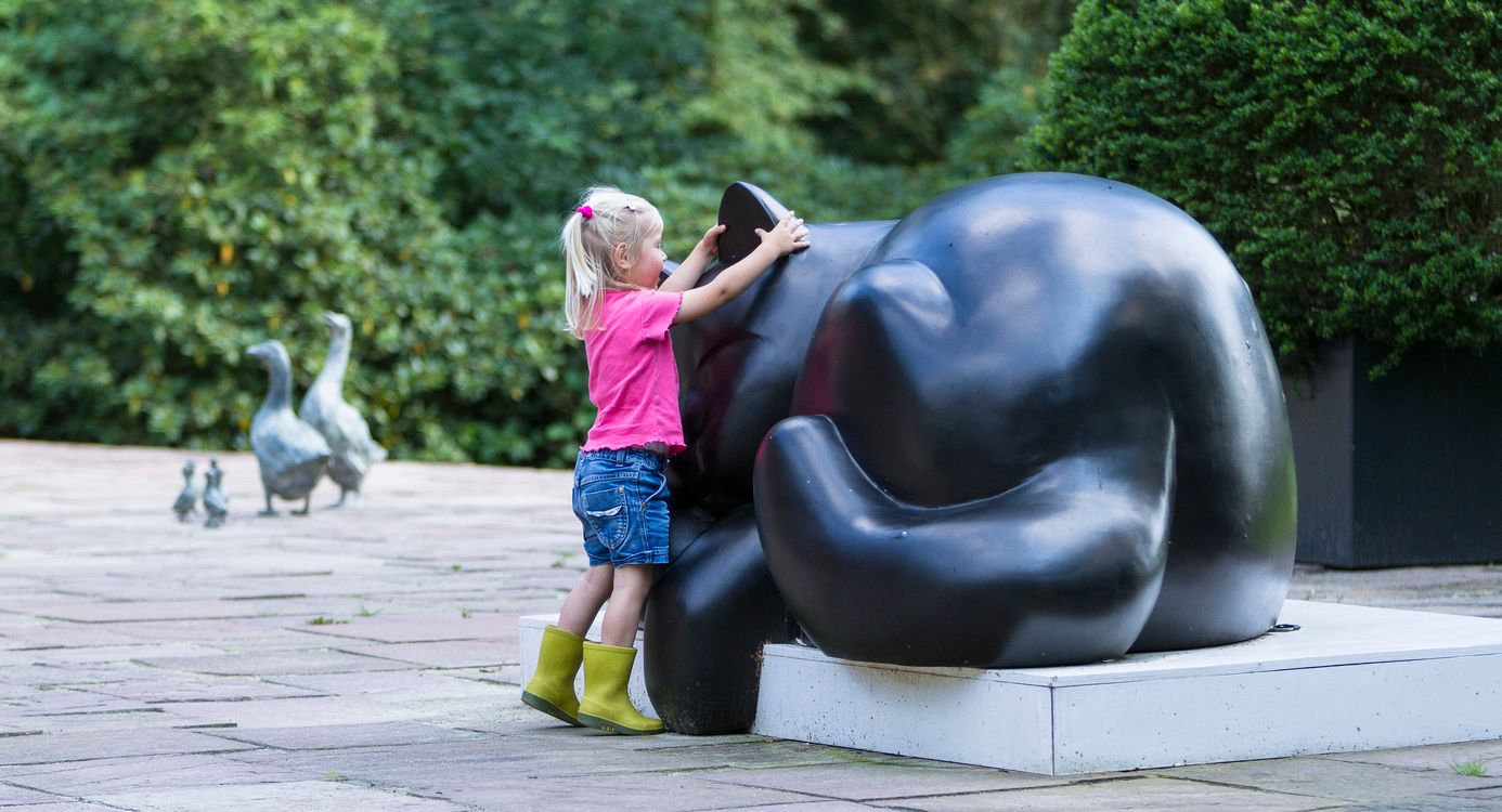 Kind voelt aan beeld