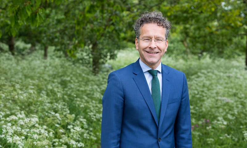 Jeroen Dijsselbloem in zijn tuin - foto Norbert Waalboer