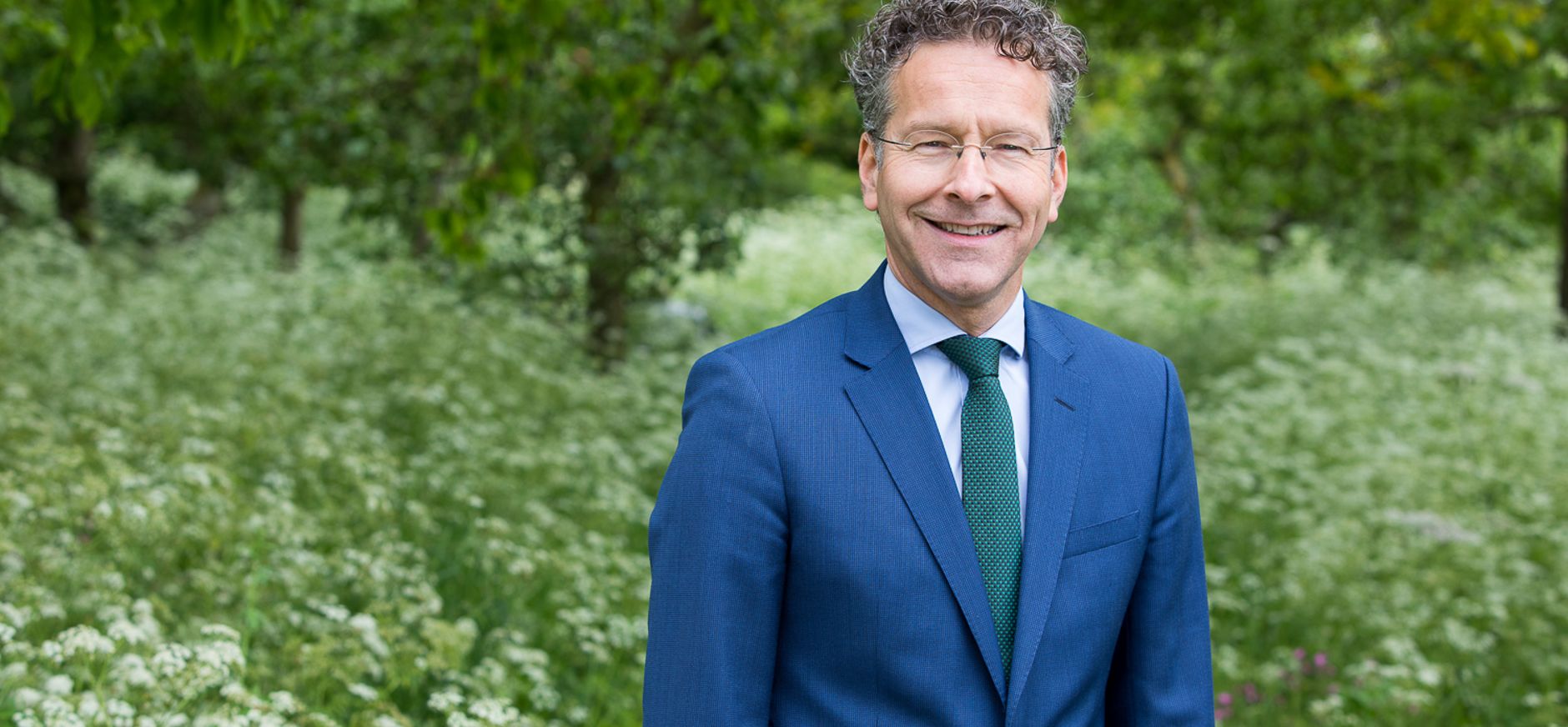 Jeroen Dijsselbloem in zijn tuin - foto Norbert Waalboer