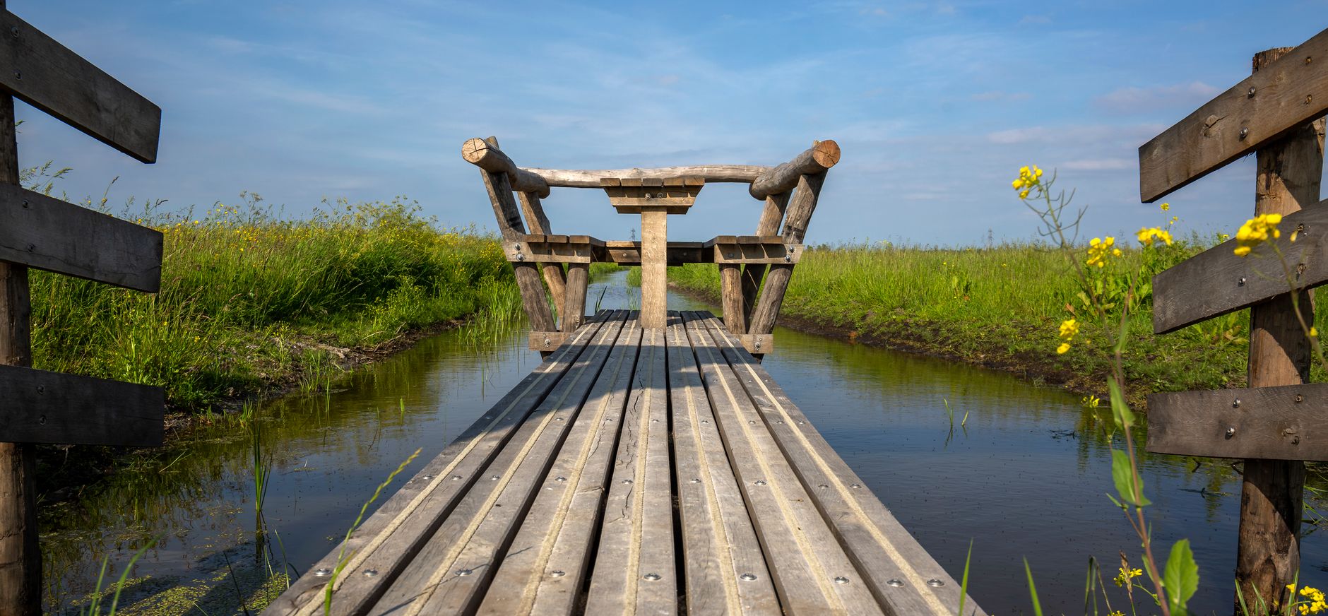 Picknickbank boven sloot
