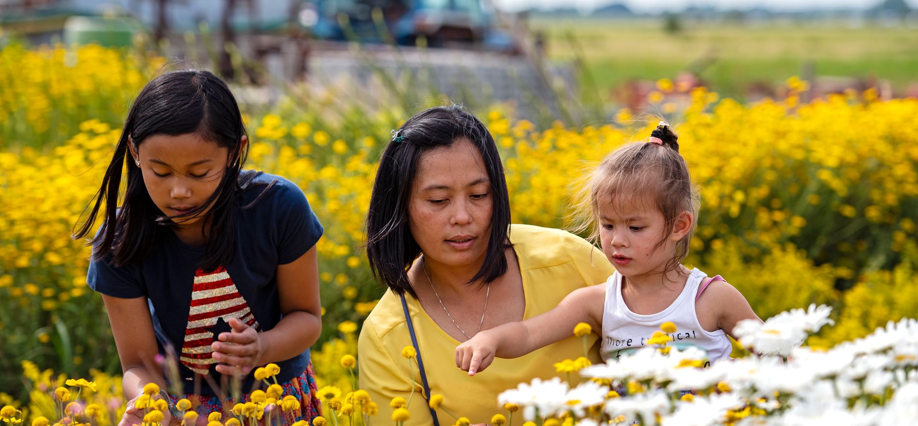 Gezin in bloementuin Belevenisboerderij Schieveen