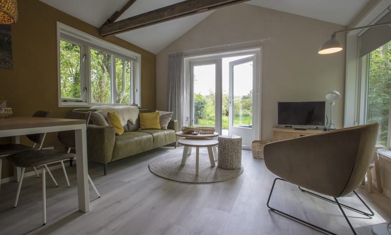 Woonkamer van bungalow Zeemanshuus op Texel.