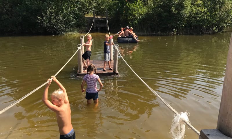 Met de trekpont naar het eiland van de Berkenplas Schiermonnikoog