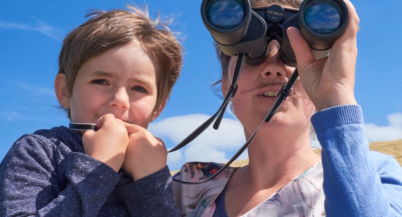 moeder en kind met verrekijker
