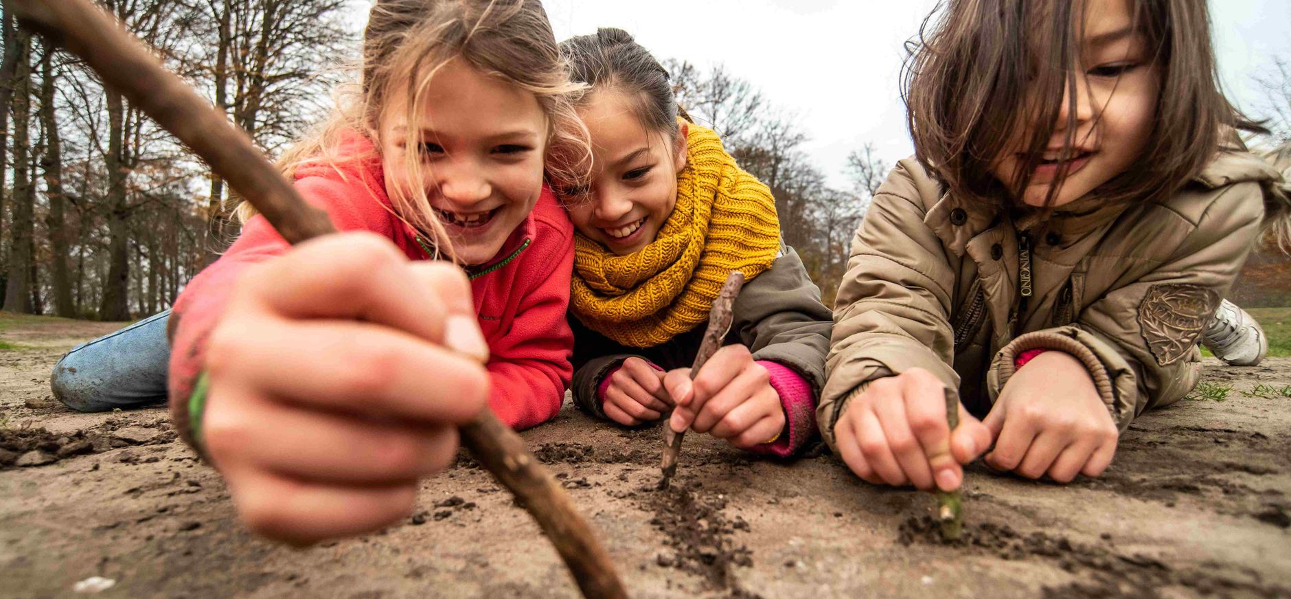 Kinderen spelen in de winter