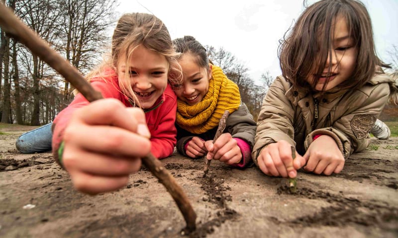 Buitenspelen kinderen in de winter