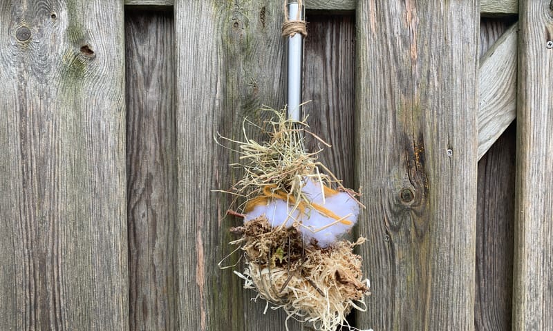 Garde met vogelnest materiaal