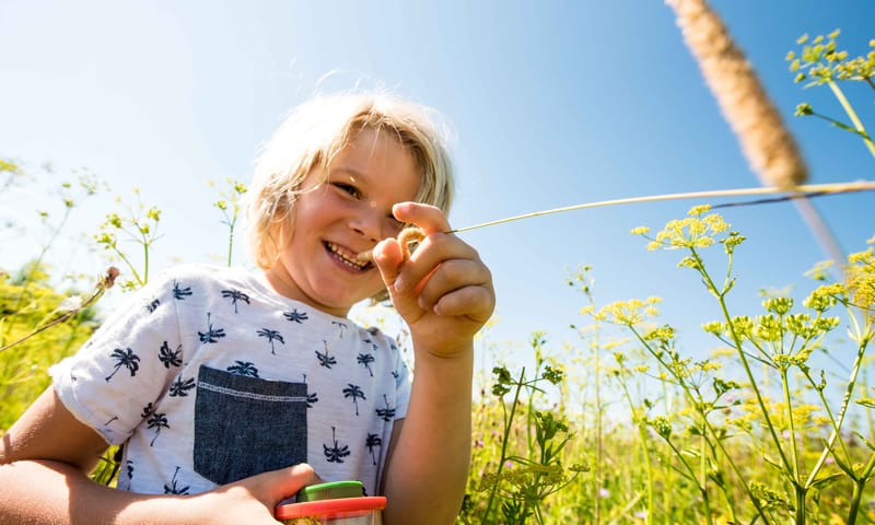 Jongen met bloemen in de lente - OERRR