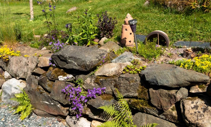 Meer variatie in je tuin met muurtjes en minder tegels