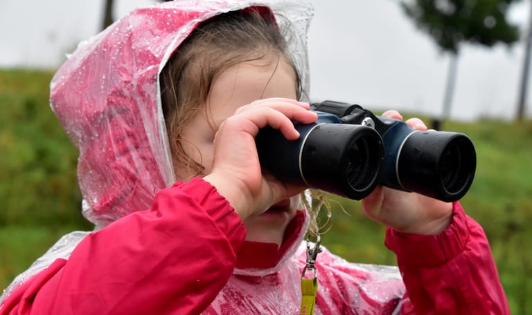 Kind met verrekijker