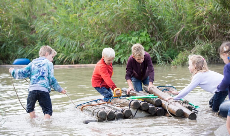 Hutten en vlotten bouwen, klauteren en klimmen. Heerlijk vies worden! Beleef je leukste schoolreisje met Natuurmonumenten.