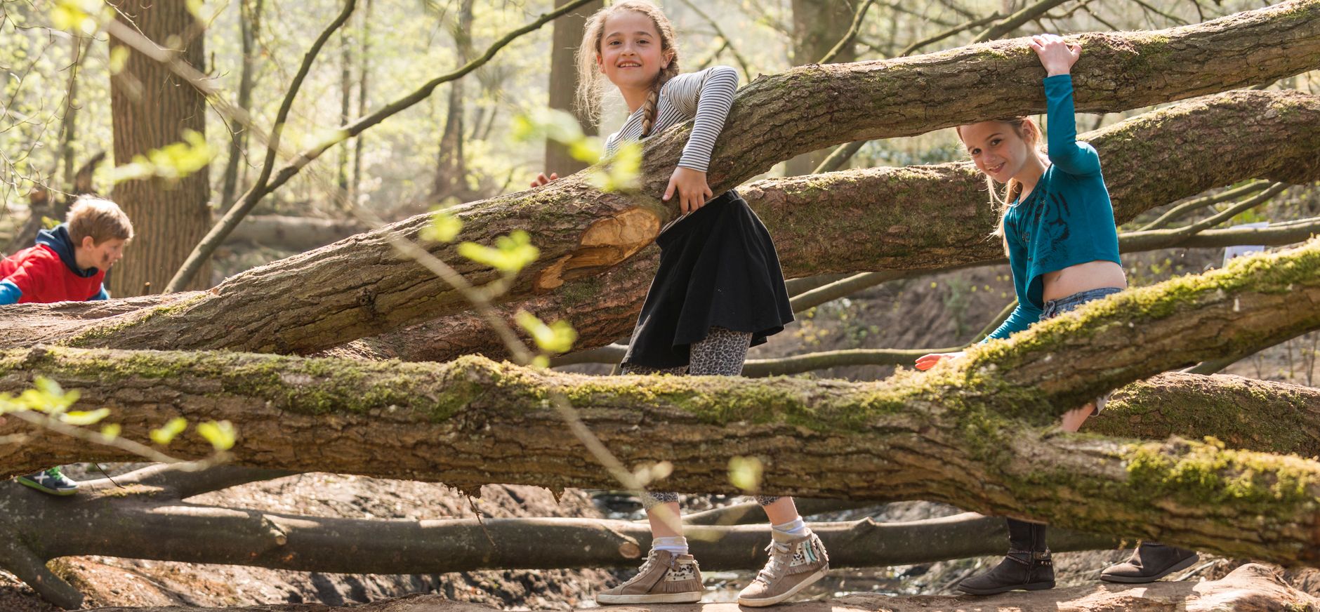 meisje in speelnatuur