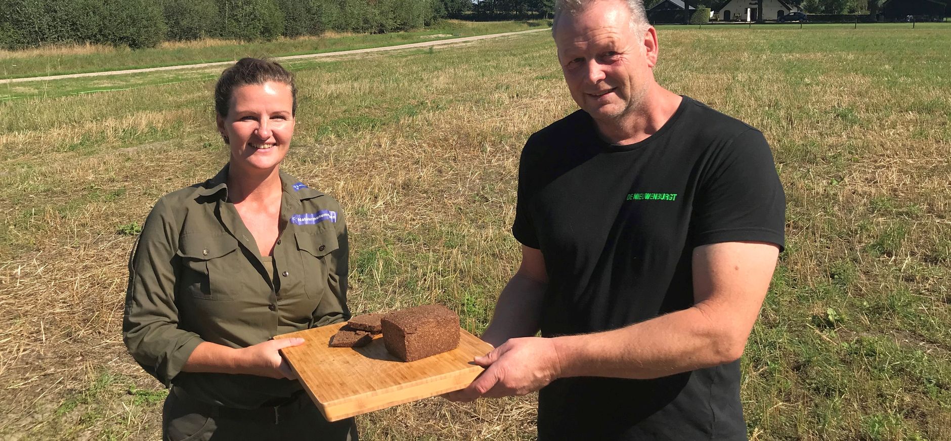 Esther Rust en pachter Hans Nieuwenburg met het roggebrood uit de regio